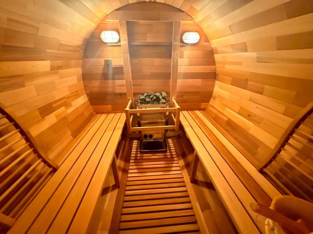 沖縄のホテル客室にレッドシダーバレルサウナ＆水風呂チラーを導入