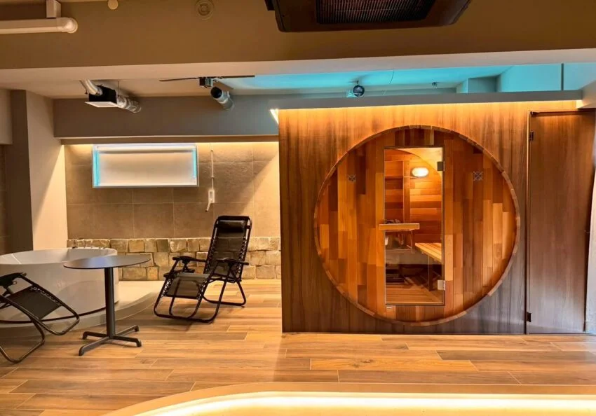 沖縄のホテル客室にレッドシダーバレルサウナ＆水風呂チラーを導入