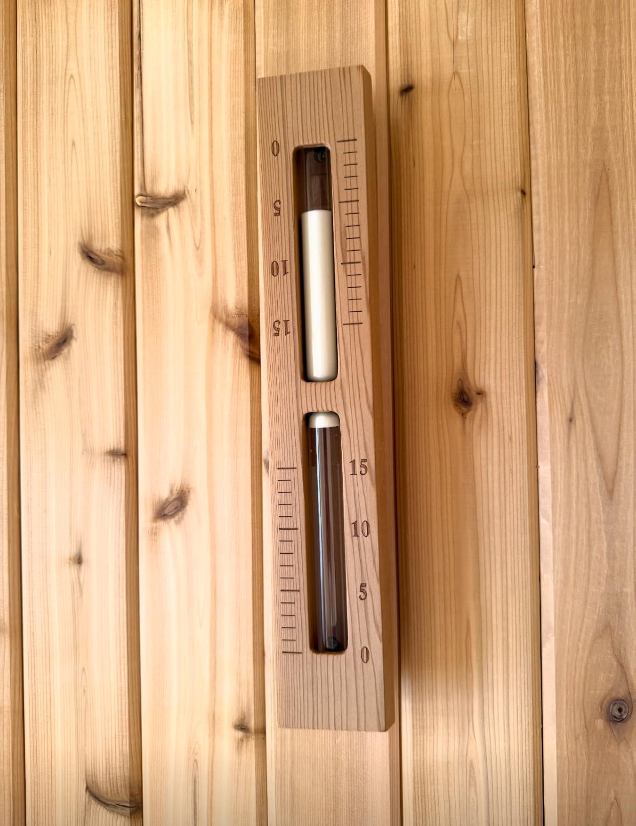 サウナサンドタイマー - カナダ レッドシダーウッド 壁掛け式回転15分砂時計