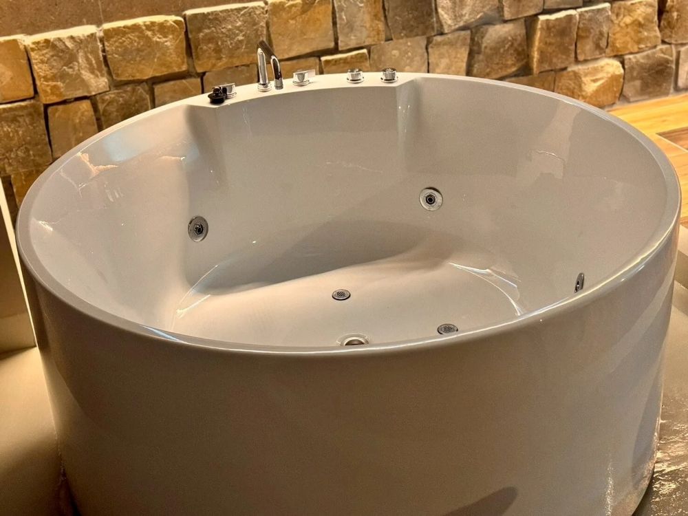 沖縄のホテル客室にレッドシダーバレルサウナ＆水風呂チラーを導入