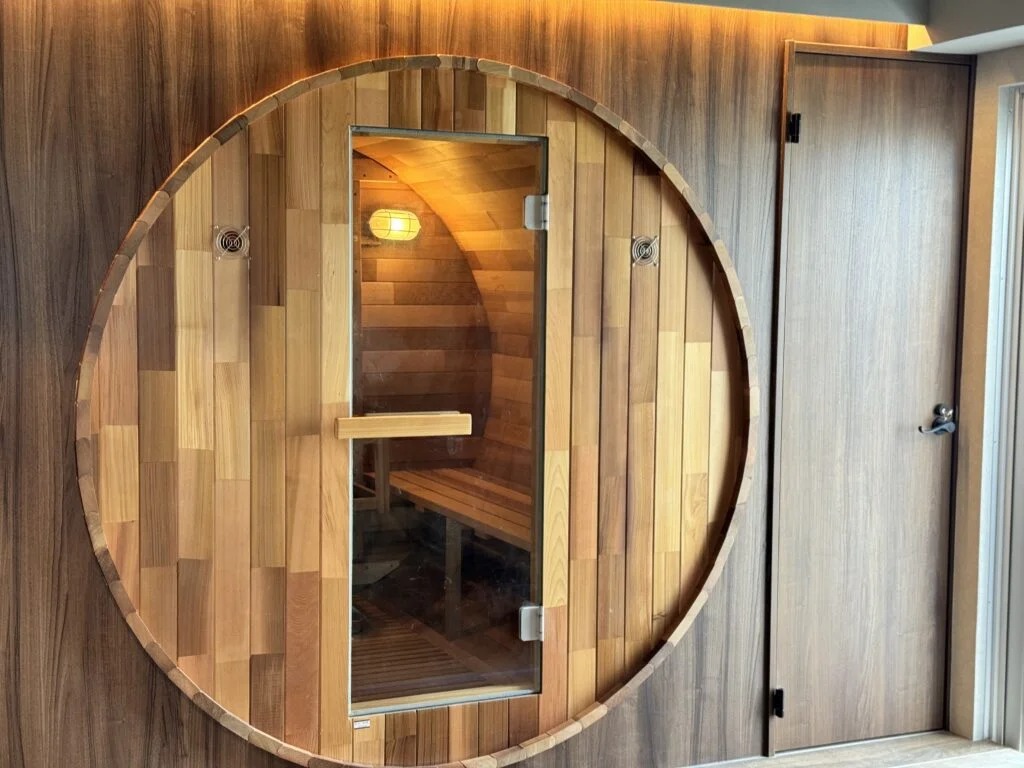 沖縄のホテル客室にレッドシダーバレルサウナ＆水風呂チラーを導入