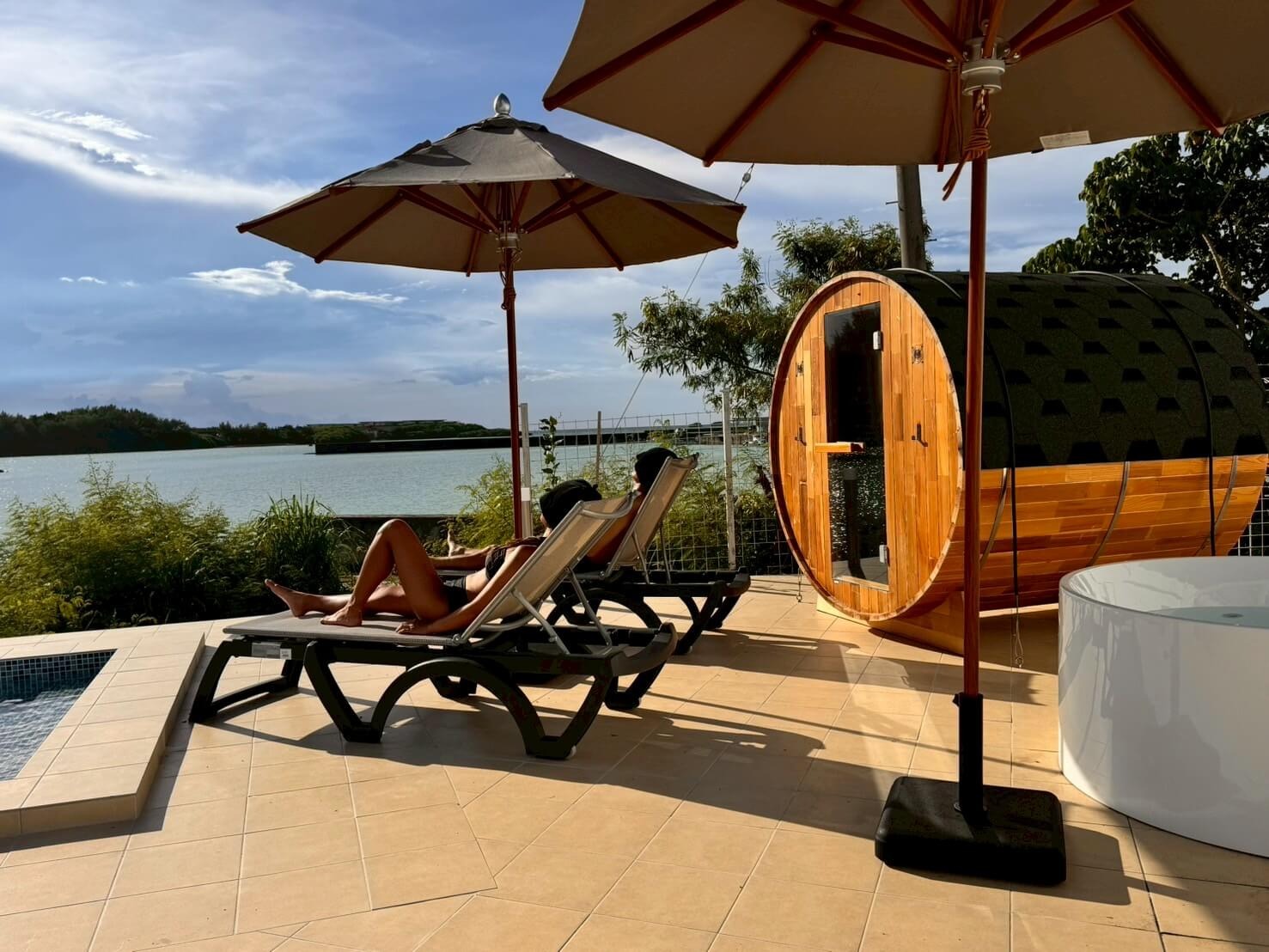 沖縄の海辺のヴィラにレッドシダーのバレルサウナを導入