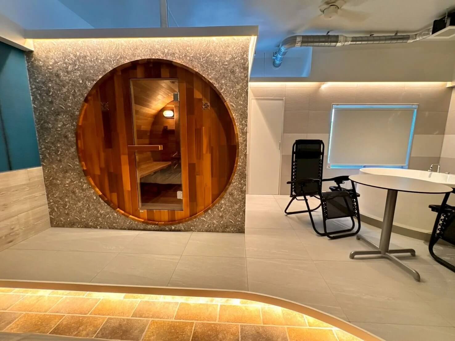 ホテル客室にレッドシダー製屋内型バレルサウナとジャグジー付き水風呂を導入