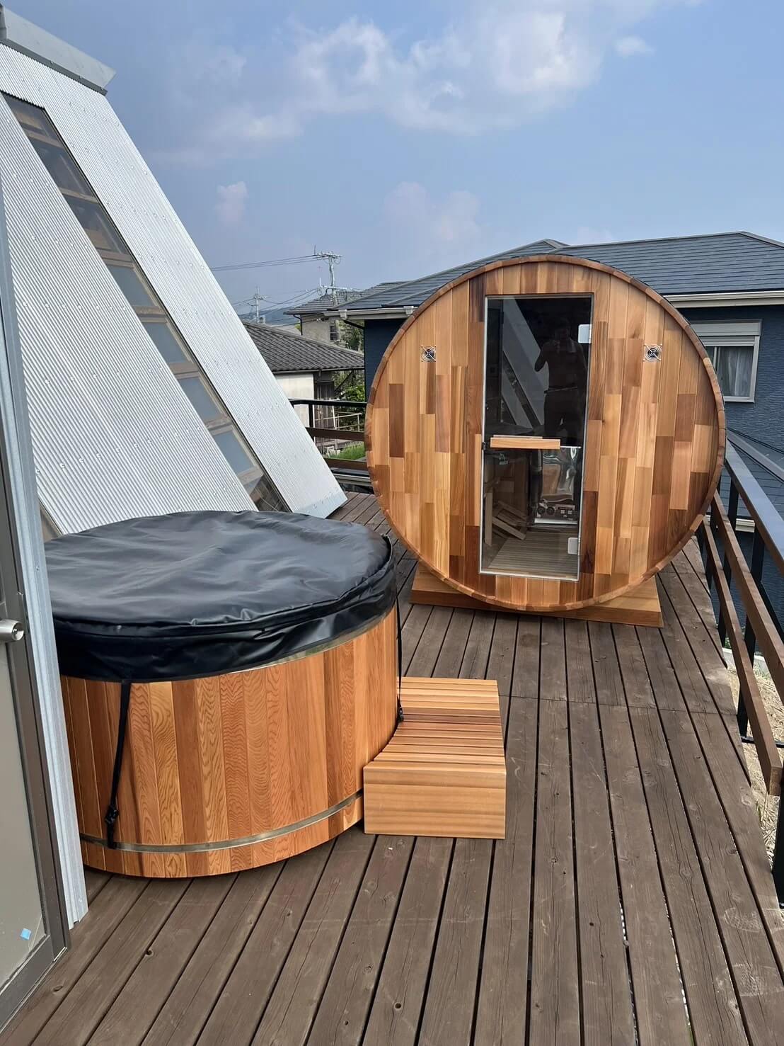 熊本県の民泊施設にレッドシダー製バレルサウナとチラー付き水風呂を導入