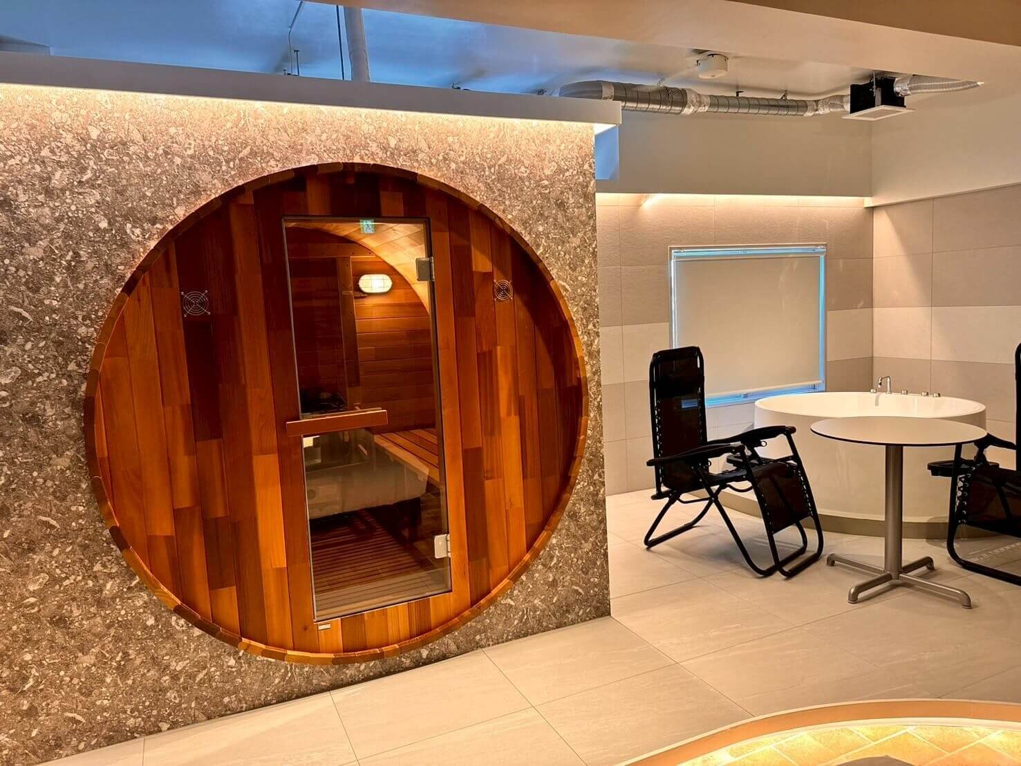 ホテル客室にレッドシダー製屋内型バレルサウナとジャグジー付き水風呂を導入