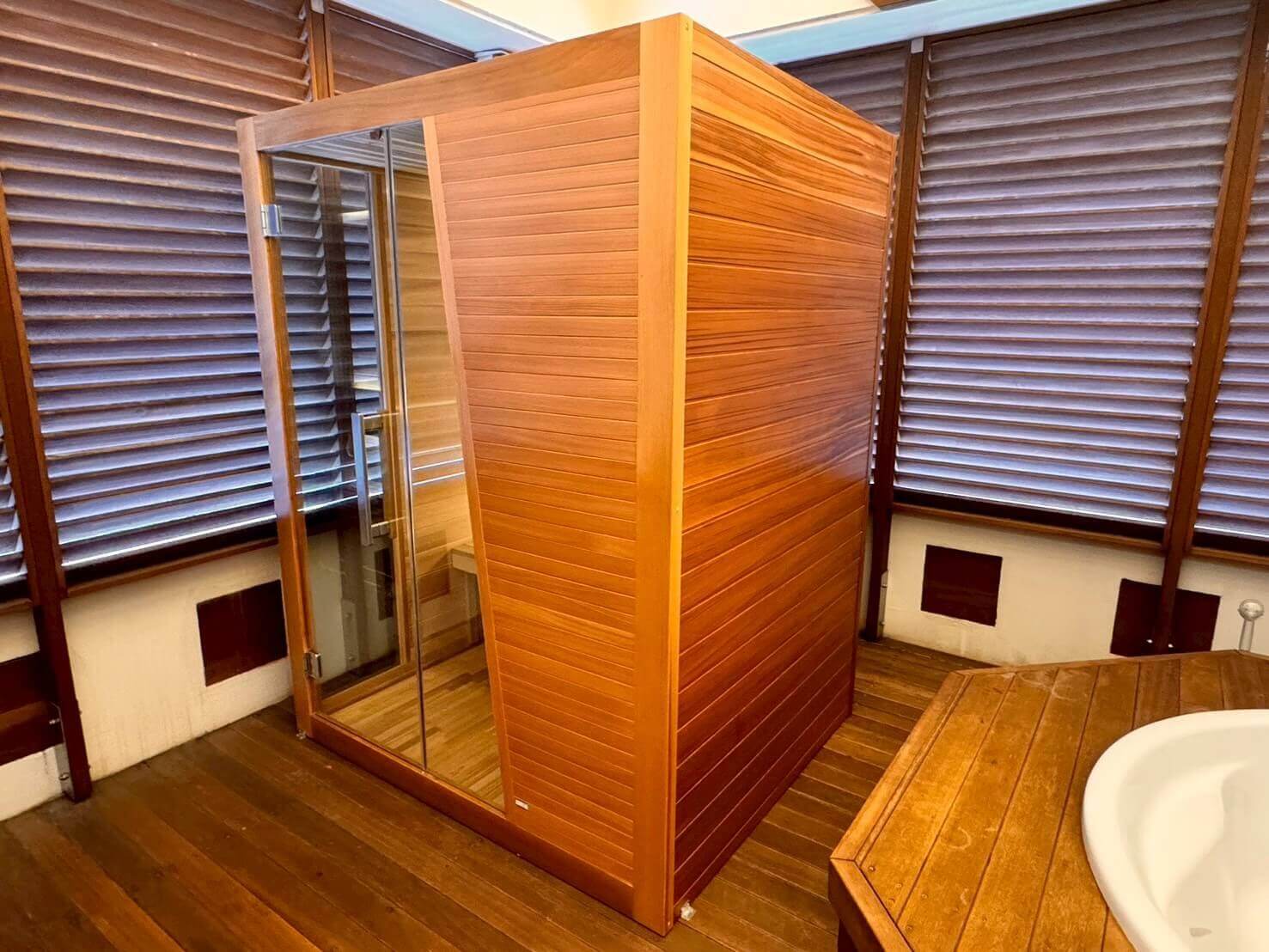 ホテル客室にレッドシダー製の屋内用サウナを導入