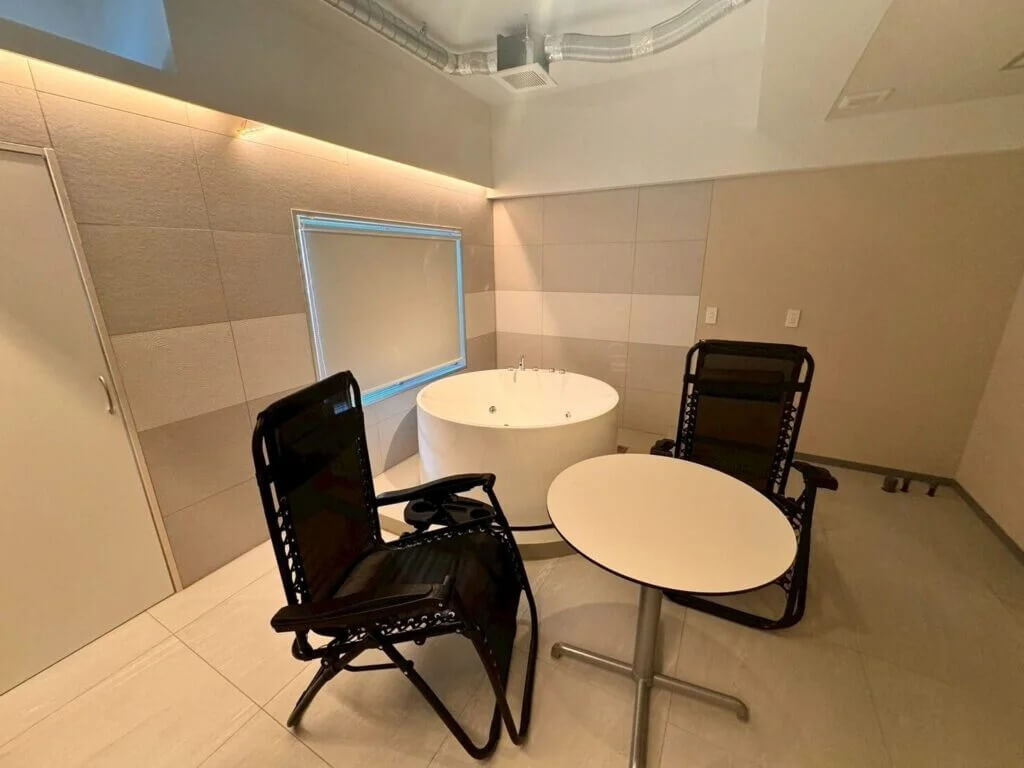 ホテル客室にレッドシダー製屋内型バレルサウナとジャグジー付き水風呂を導入