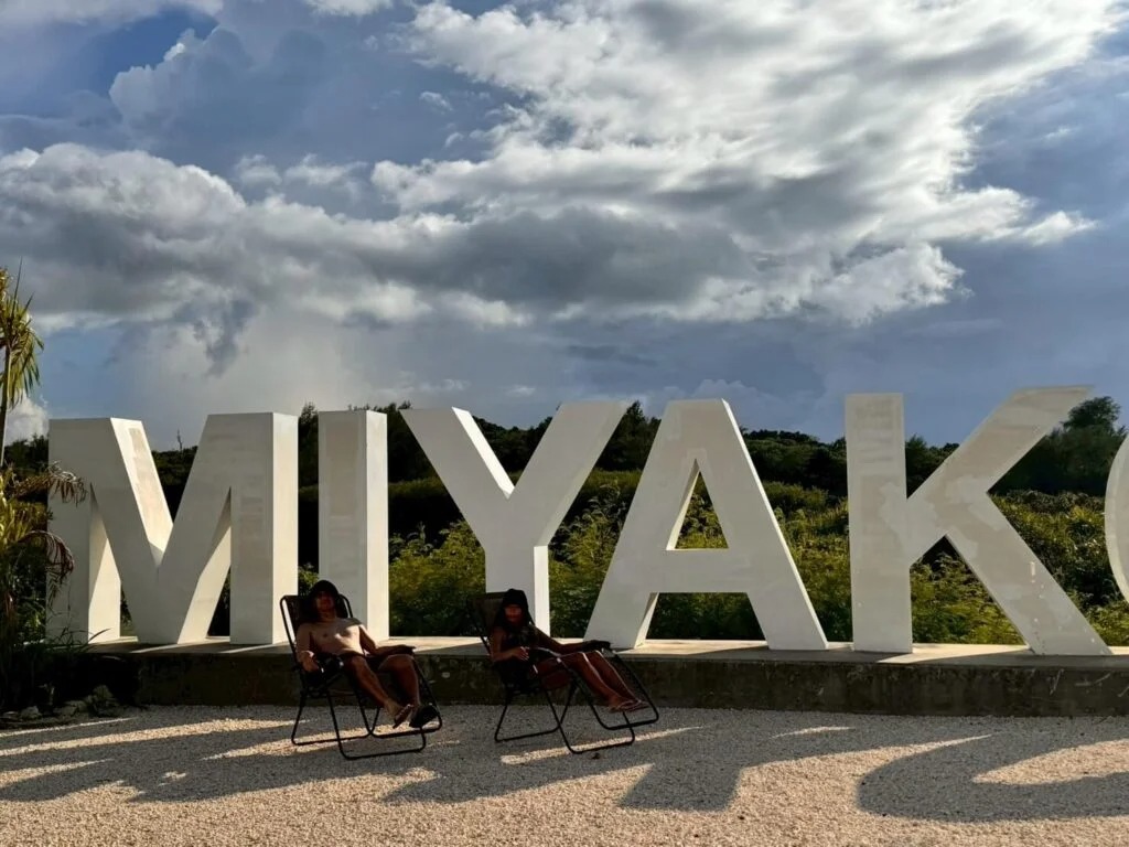 沖縄の海辺のヴィラにレッドシダーのバレルサウナを導入