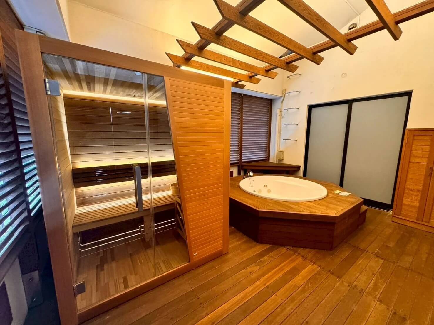 ホテル客室にレッドシダー製の屋内用サウナを導入