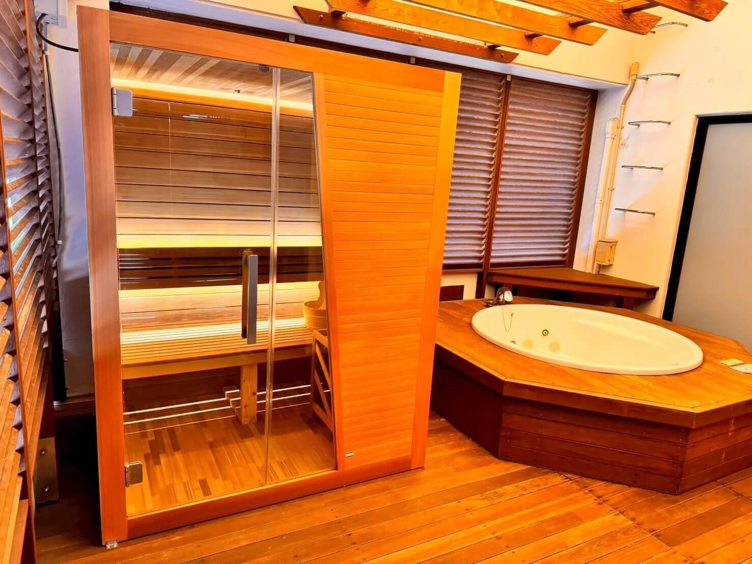 ホテル客室にレッドシダー製の屋内用サウナを導入