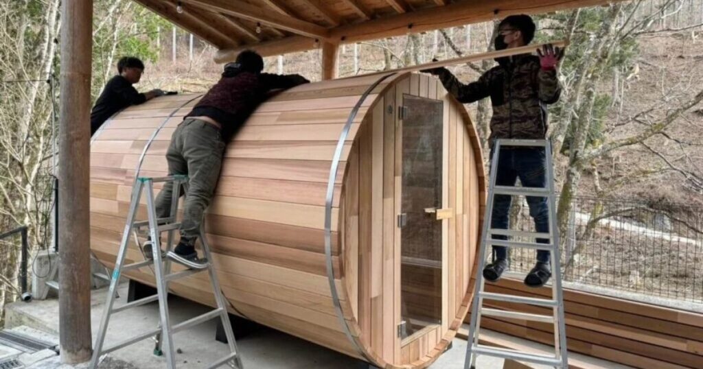 天井の木材を組んでいく