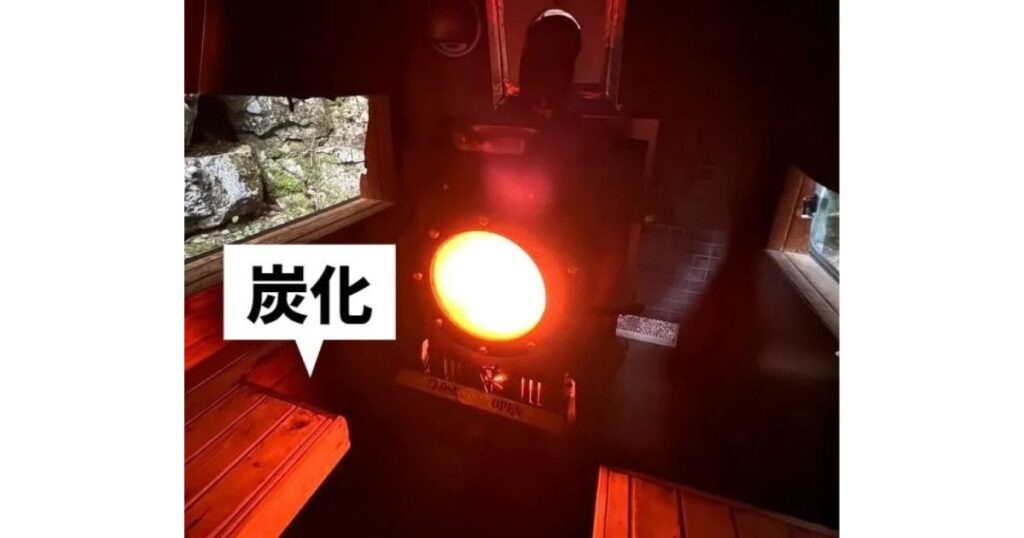 ストーブとベンチが近すぎてベンチが炭化し発火しやすくなった状態