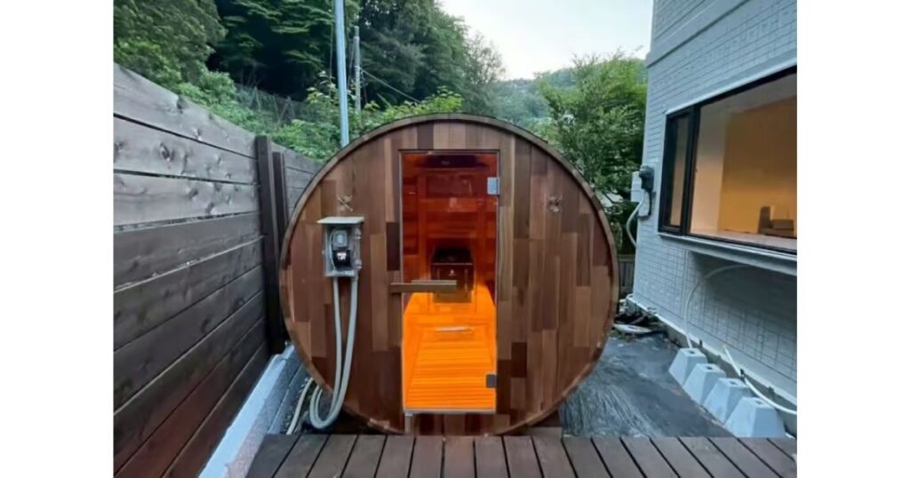 熱海の一棟貸し施設の屋外にバレルサウナを導入いただきました
