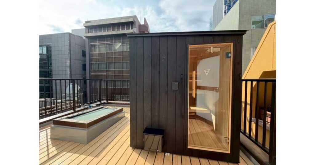 東京都港区三田のホテル屋上に焼き杉仕上げの屋外用サウナを導入いただきました
