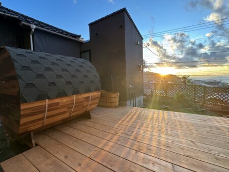 ウッドデッキ上に設置されたレッドシダー製バレルサウナと外観