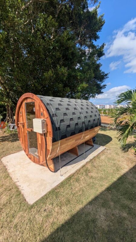 沖縄県宮古島の個人宅の庭に設置されたRed Cedar Sauna SISUのレッドシダー製バレルサウナ