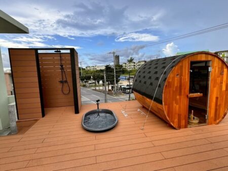 屋上に設置されたレッドシダー製バレルサウナとシャワー、外気浴スペースの様子