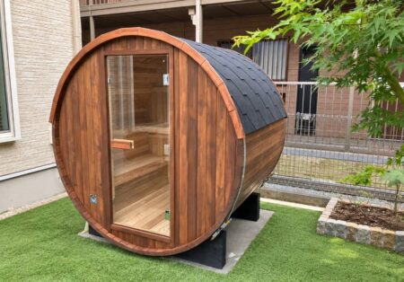 千葉県の個人宅の庭に設置されたガラス扉付きレッドシダー製バレルサウナ